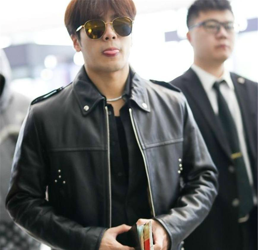 王嘉尔一身酷帅的机车皮衣造型现身机场,潮味十足_新浪看点