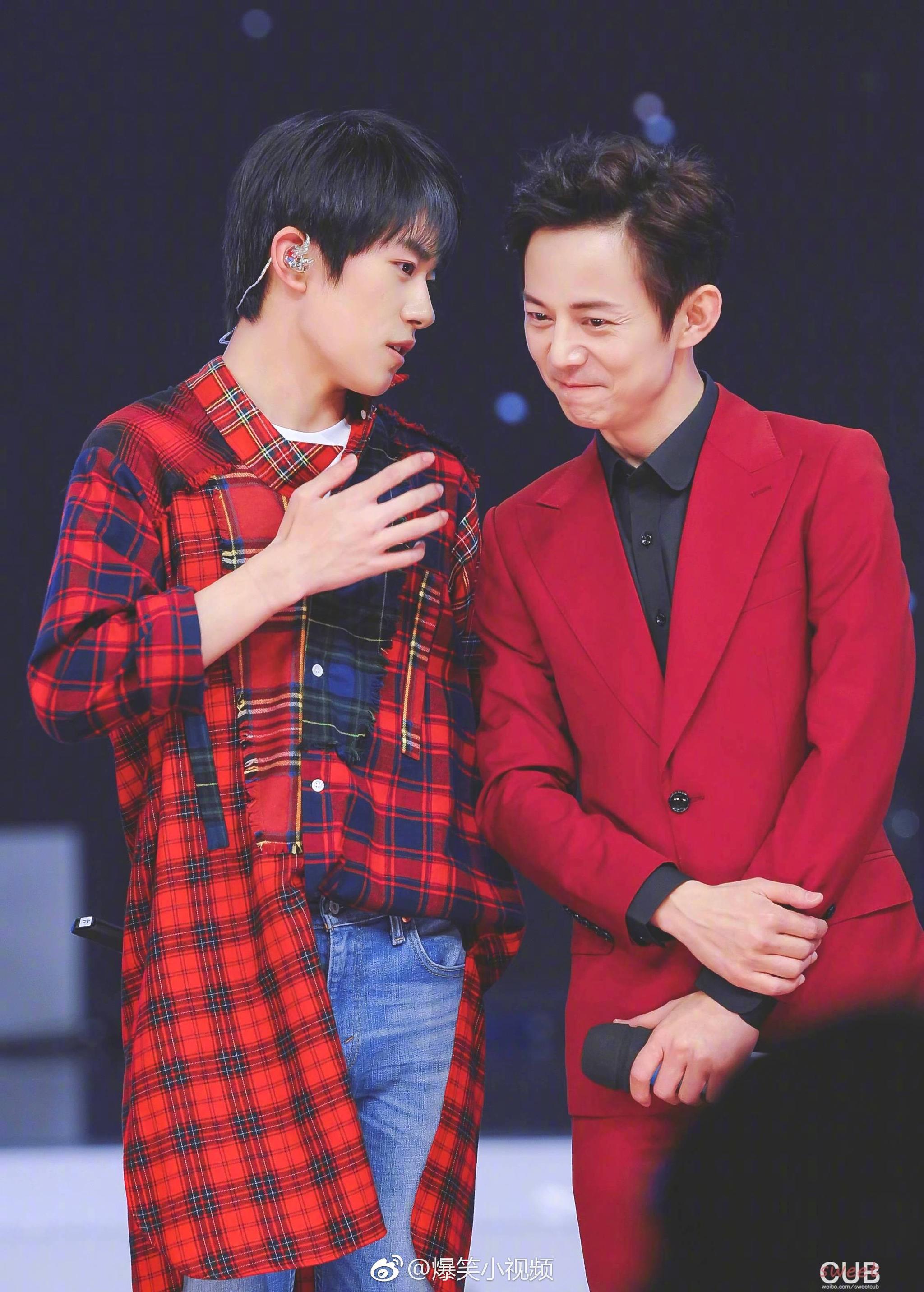 易烊千玺何炅拥抱图,从2016年跨年到昨天幻乐之城节目中的拥抱