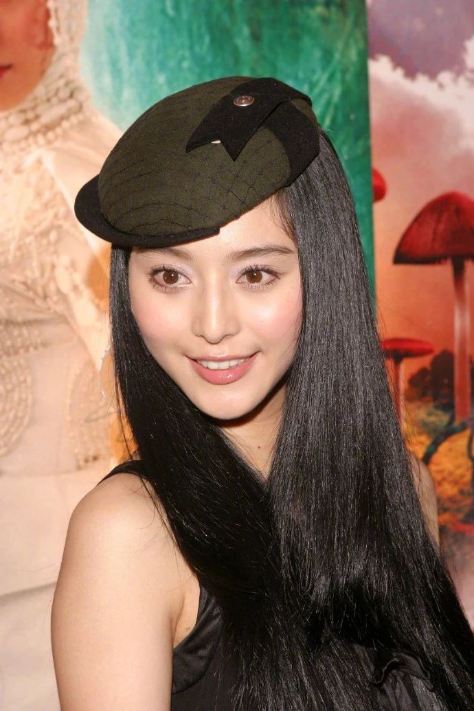 05年范冰冰旧照曝光!披肩长发戴贝雷帽,13年前就穿着如此时