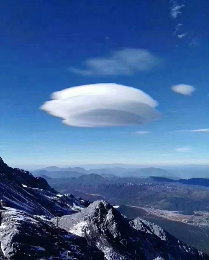 丽江突现ufo云,让人无尽的遐想,你想到什么呢