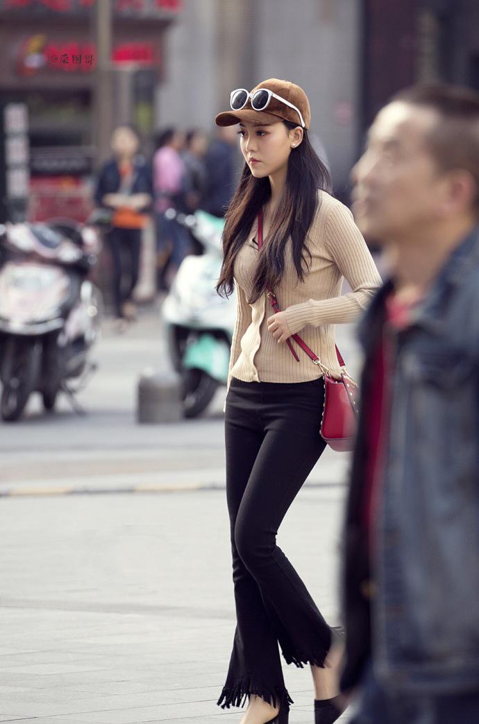 路人街拍小姐姐的酷酷的一双大长腿回头率爆棚