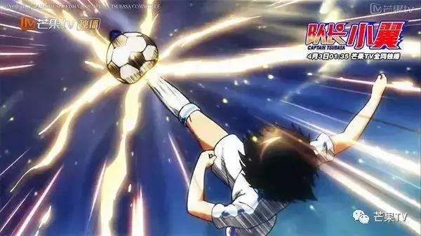 街头巷尾,到处是成群结队踢球的孩子,模仿漫画中大空翼必杀技——倒挂