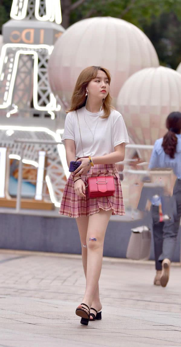 街拍美女清纯小学妹穿粉色超短裙秀出一双笔直美腿