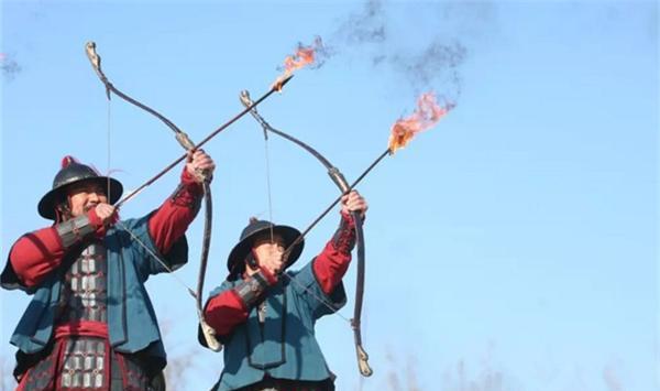 精忠岳飞搞笑幕后照杨氏一脸可爱图五岳飞吃着萝卜玩手机