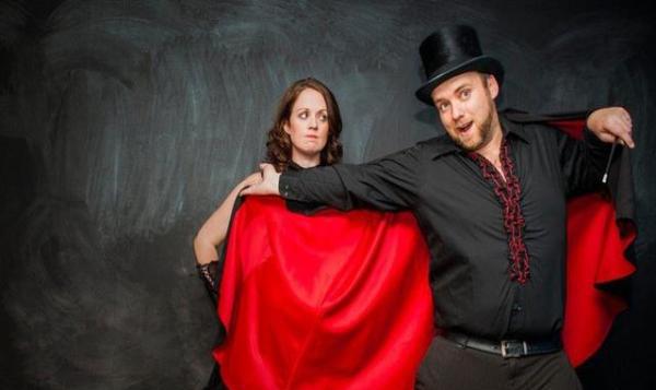 魔术师再次将红布遮住妻子的肚子.