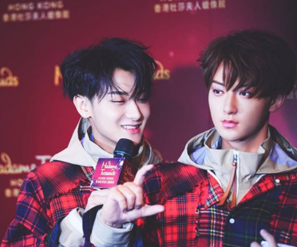 黄子韬爸爸偶遇古天乐开心合影 确认过眼神是迷弟没错了