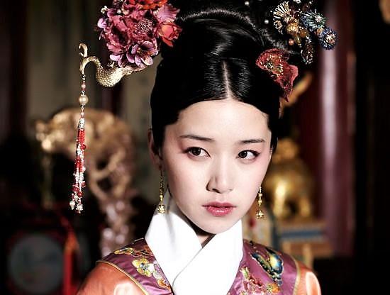 有着差不多的出身,但是入宫后的身份却是判若云泥,钮钴禄氏成了贞嫔