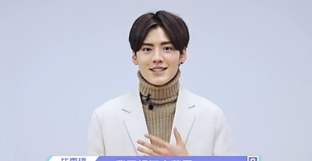 毕雯珺这些照片暴露他曾经模样如今高贵帅气也曾非主流过