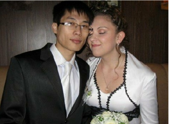 中国小伙娶的外国媳妇,第二个让人佩服,你看这个还真勇敢