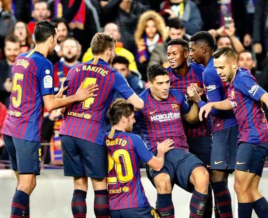 巴萨5:1皇马!苏亚雷斯戴帽,c罗遭炮轰,有谁注意梅西这举动