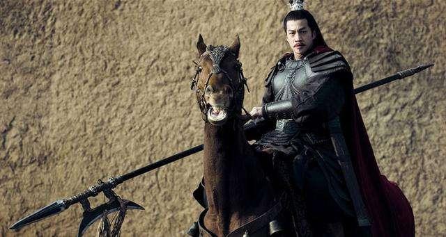 项羽胯下乌骓马,掌中一杆天龙破城,相传此戟是项羽以天外陨石,淬炼了