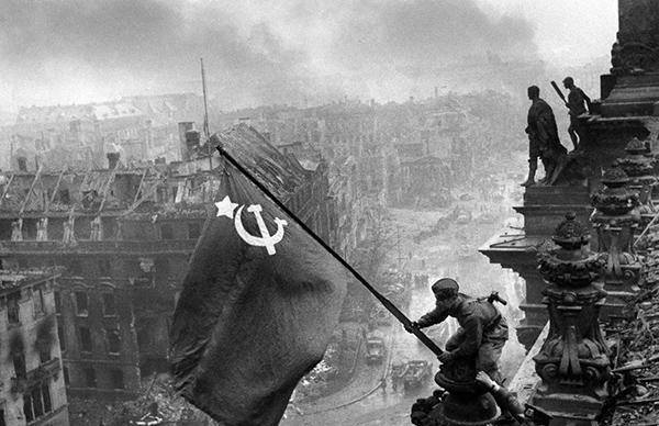 1945年5月8日,纳粹德国在柏林正式签署无条件投降书.