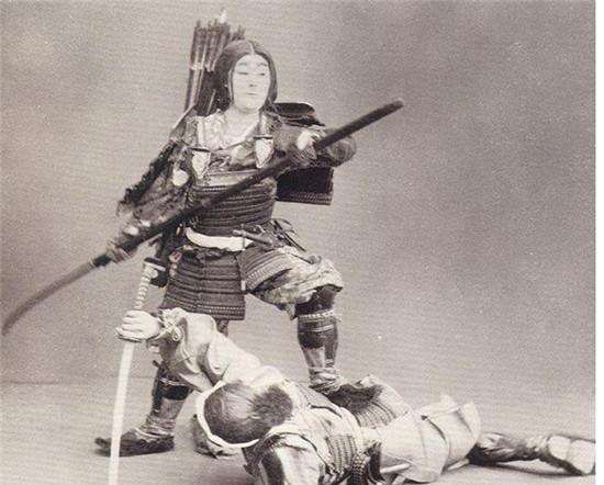 日本女武士多么凄惨战场上厮杀还要做一件恶心事情