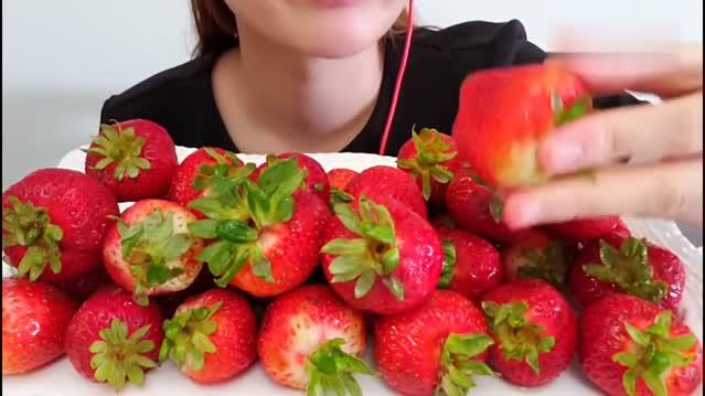 漂亮小姐姐吃草莓,果子大又甜,大口吃好过瘾