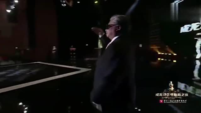 洪金宝八字评价成龙,网友:香港影坛只有他敢