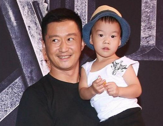 很少在观众面前露面的星二代们长开,靳东儿子帅气,饺子萌萌哒