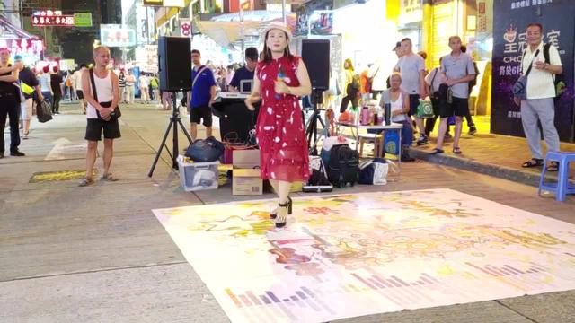 美女歌手冰冰街头演唱《拥抱着你离去》太好听