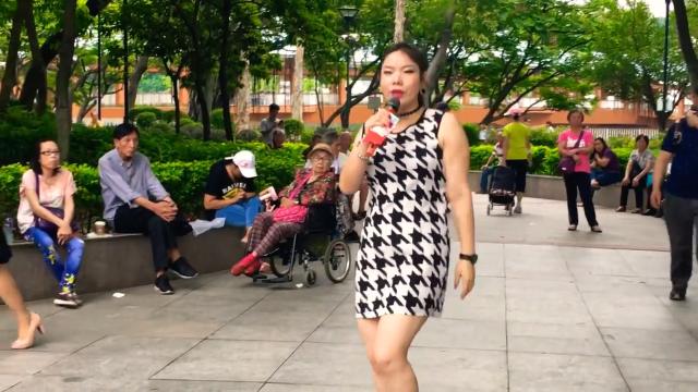 美女歌手冰冰街头演唱《拥抱着你离去》太好听