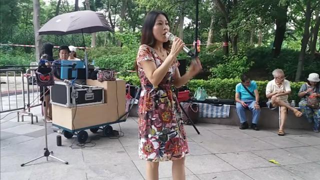 美女歌手冰冰街头演唱《拥抱着你离去》太好听