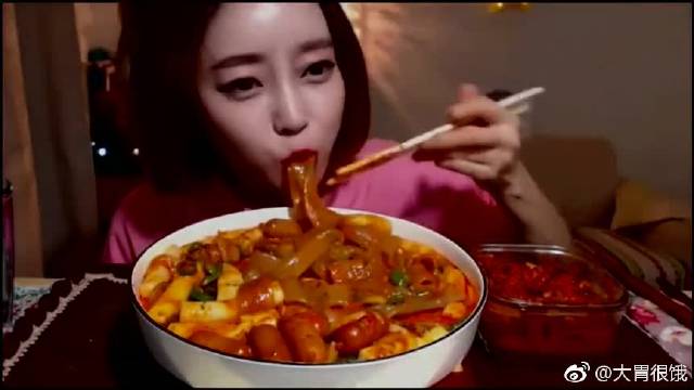 韩国塔屋房小哥吃播,吃肉和粉丝,这吃相多久没