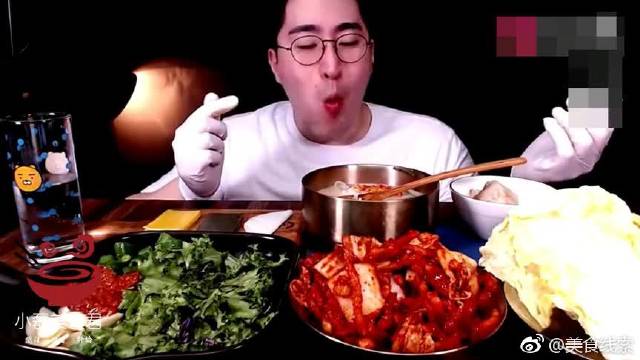 韩国塔屋房小哥吃播,吃肉和粉丝,这吃相多久没