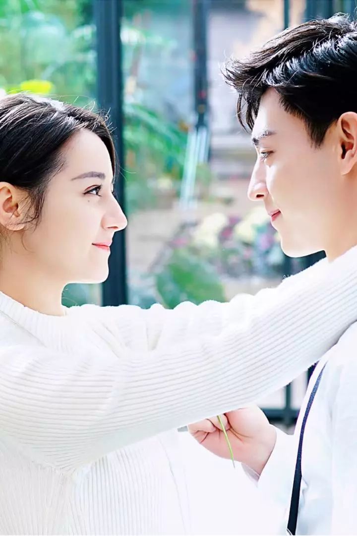 花絮比正剧还甜邓伦窗外朝热巴比心网友心动的感觉