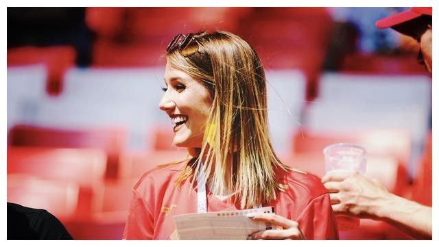 卡拉斯科的比利时小姐老婆,两人频秀恩爱,卡拉变小奶狗