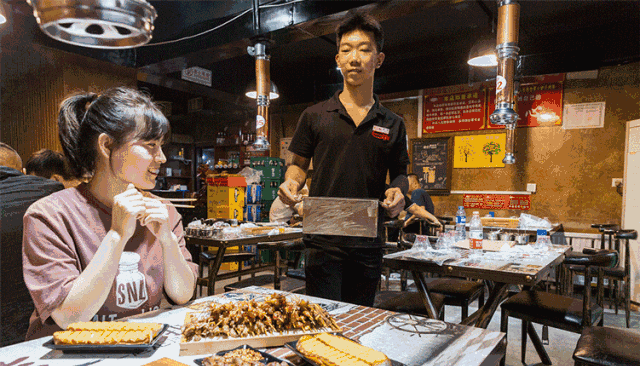 一家没有"服务员"的烧烤店,烤串0.5元起,月销10086 串!