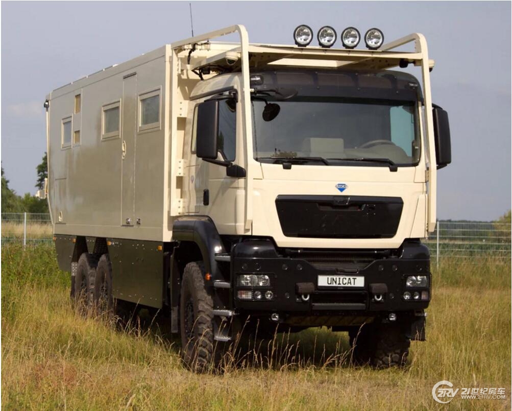 开着un的icat六驱越野房车去世界的尽头探险!