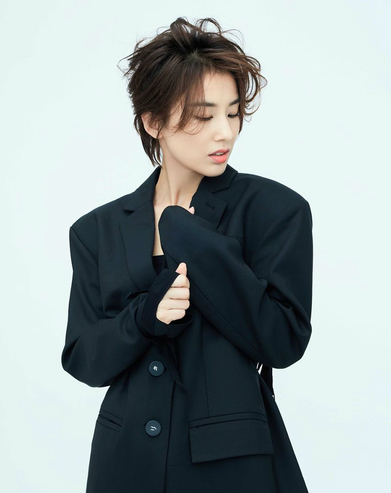 34岁的黄圣依剪短发穿西装,女人帅起来真没男人什么事