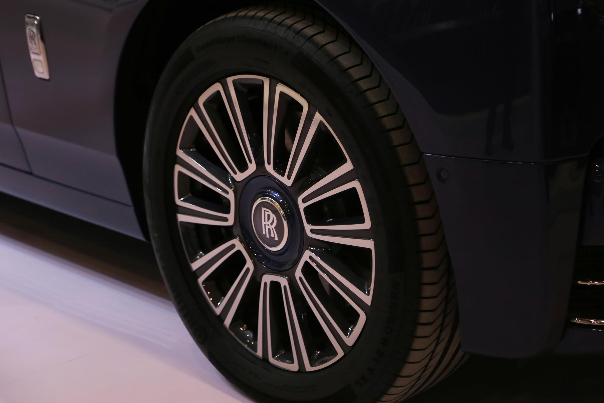 轮胎,具备高速行驶耐高温,即使爆胎也还能行驶几百公里,劳斯莱斯不仅