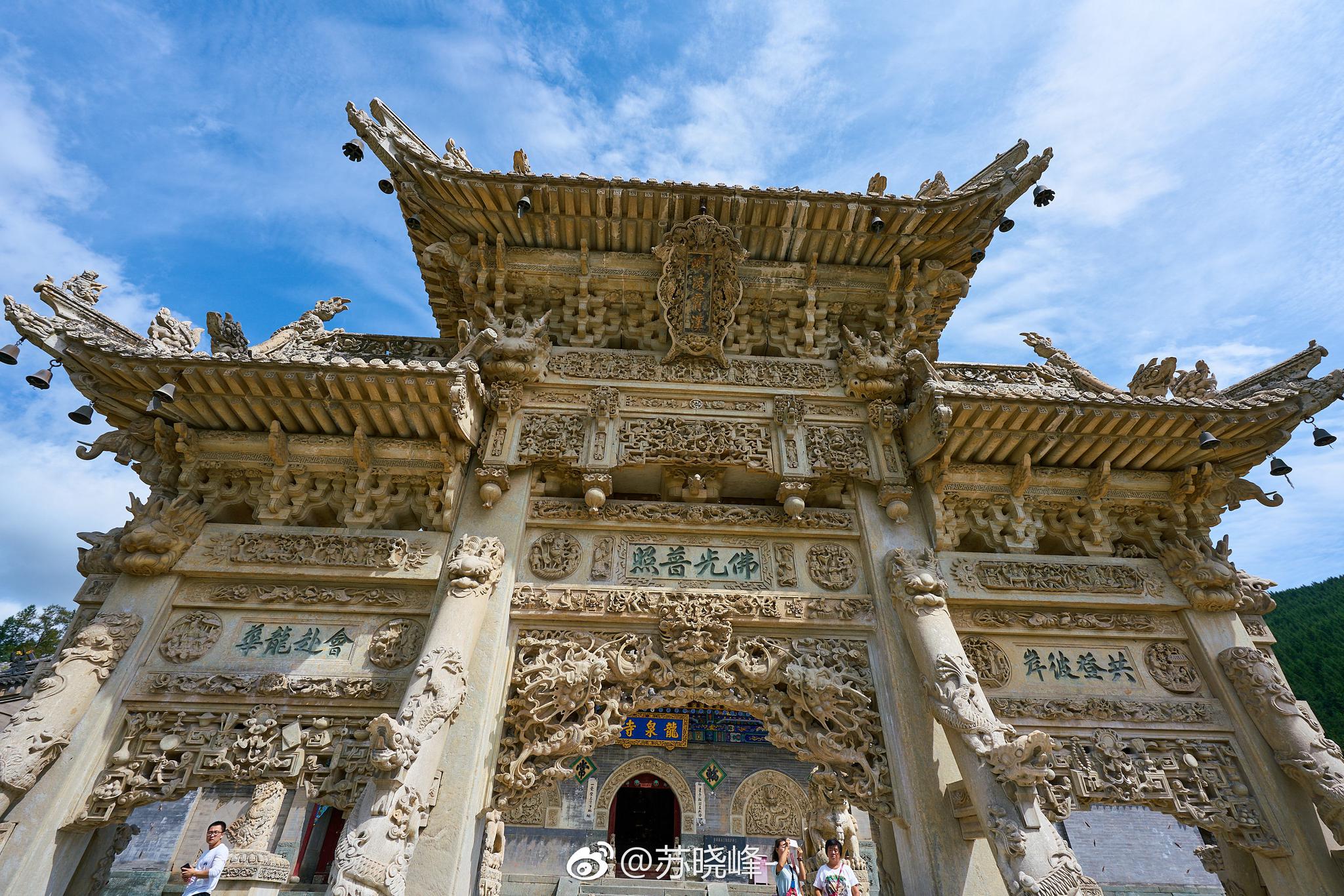 五台山 龙泉寺.精美,逼真,精细的汉白玉牌坊是最大的看点.