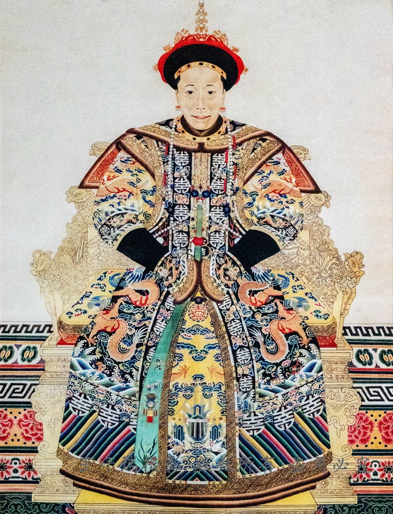 清朝12个皇帝的12个皇后标准像,比较半天,还是她最漂亮!