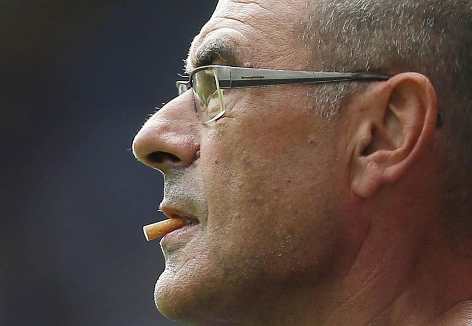 英超赛场内不让主帅在球场边抽烟,众所周知的萨里烟瘾大,萨里将如何