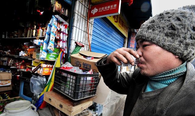 15年老酒鬼第一次喝粮食酒,却嫌不正宗,但为何最后却爱上?