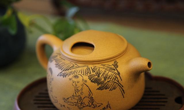 紫砂陶刻界元老束旦生制牛盖莲子壶