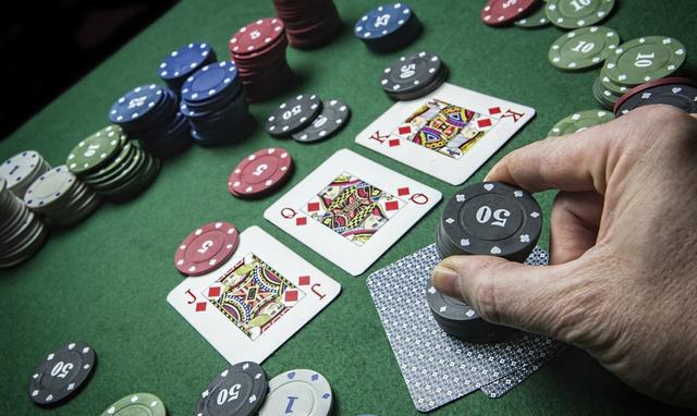 "偷盲"是德州扑克基础战术之一