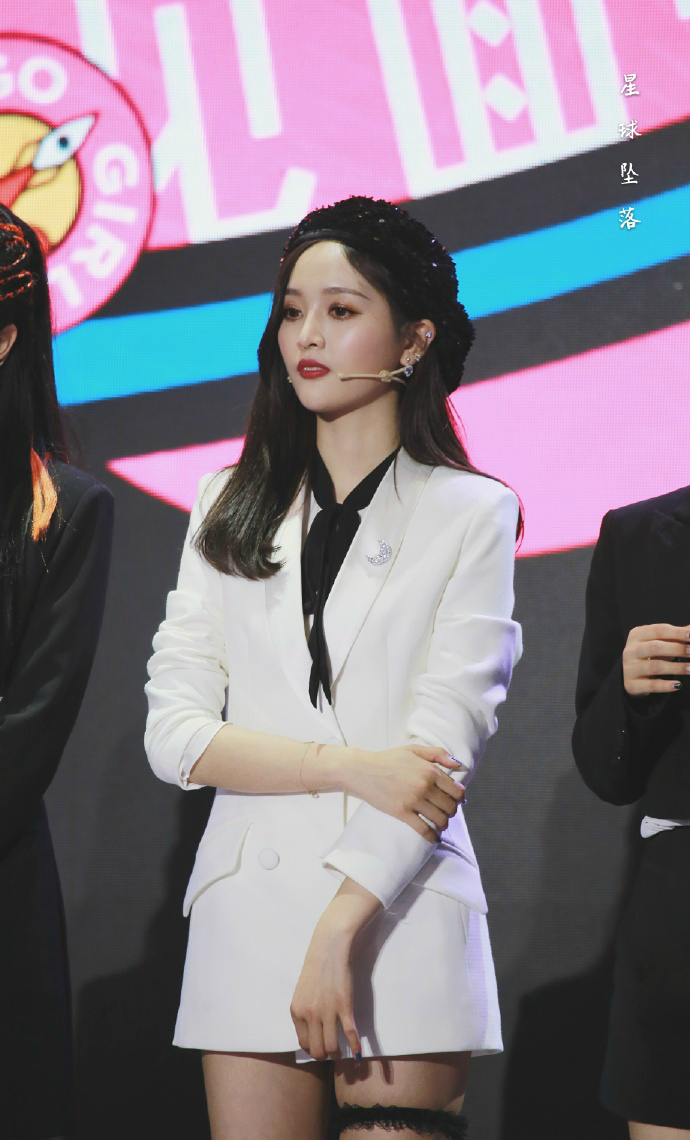 2018年11月17日晚上,吴宣仪亮相火箭少女101飞行见面会上海站活动.