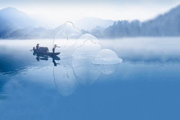 浩瀚江流一叶舟,渔人辛苦度春秋