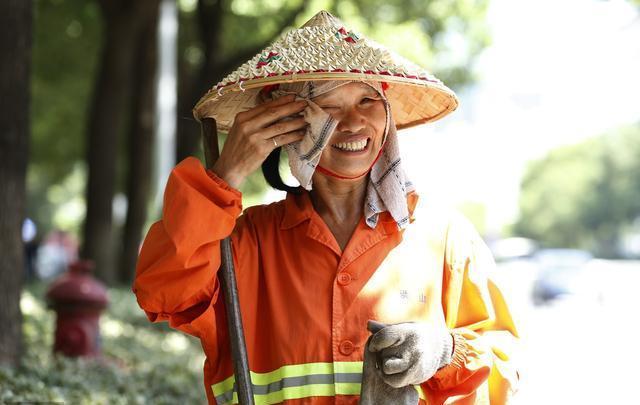 小女孩请环卫工阿姨吃西瓜,阿姨笑着接过,尝了一口立即报了警!