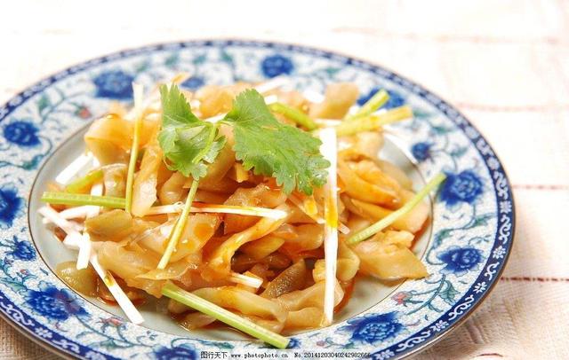 1,榨菜放入水里浸泡2小时以上,取出沥干水分切丝; 2,葱切末,里脊切丝