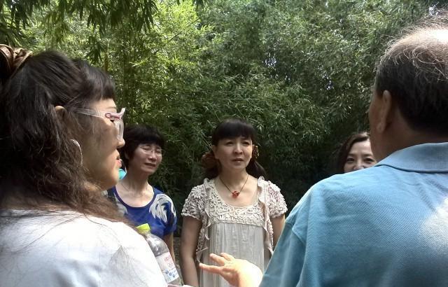 图片中脖子里带着玉器的是杨晓玲 转载自百家号