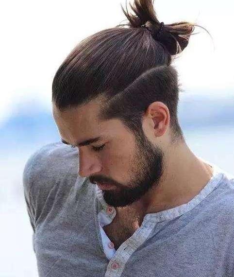 假如你头发不敷长,不足以盘起来,你能够在梳马尾最初一圈的时分,不把