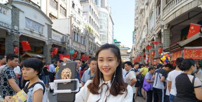 农村玩抖音的人多不多,听说有农民靠这个发财