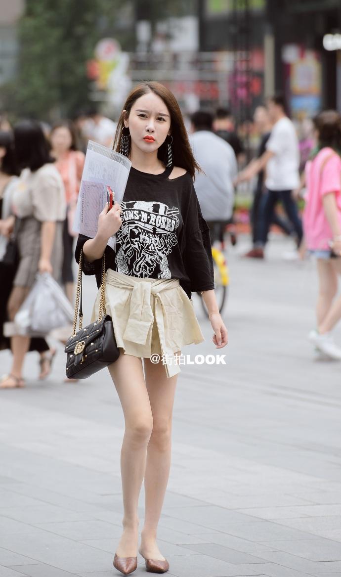 路人街拍:这身连衣裙把小姐姐的气质衬托的太完美了!