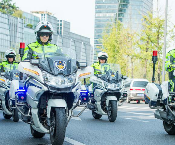 成都铁骑警首次亮相身高平均1米8以上高颜值引路人驾车追拍