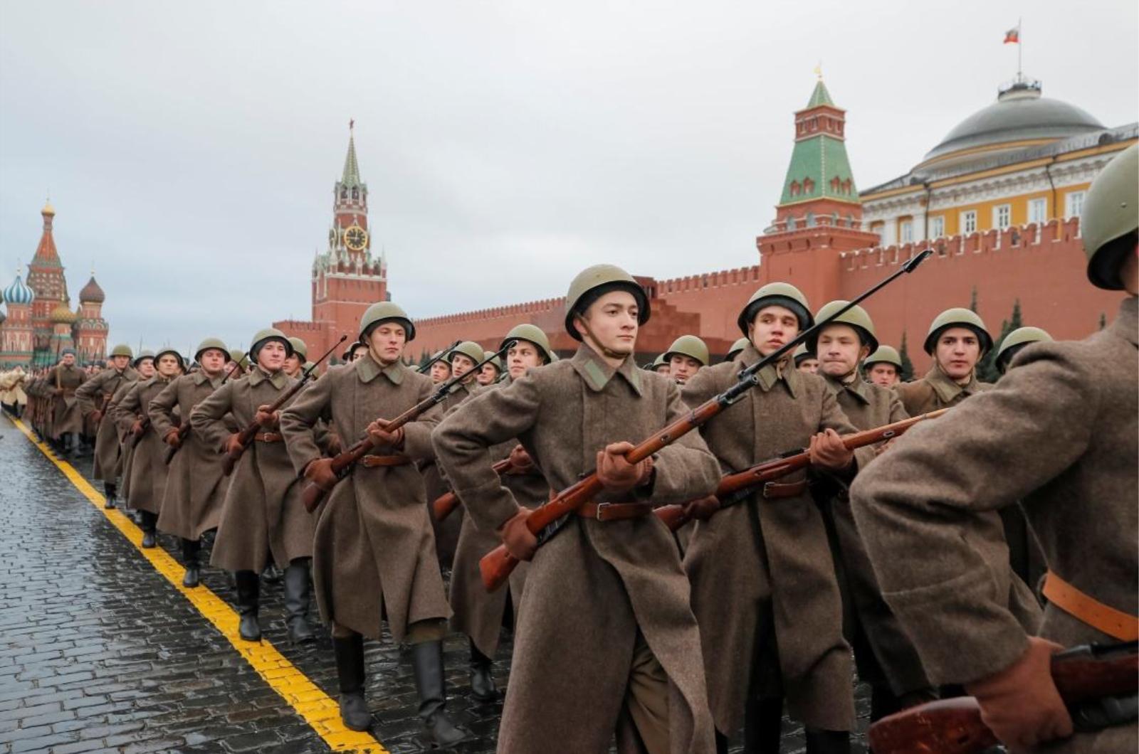 史上最惊心动魄的阅兵,敌军离阅兵场不到几十公里,战斗一触即发