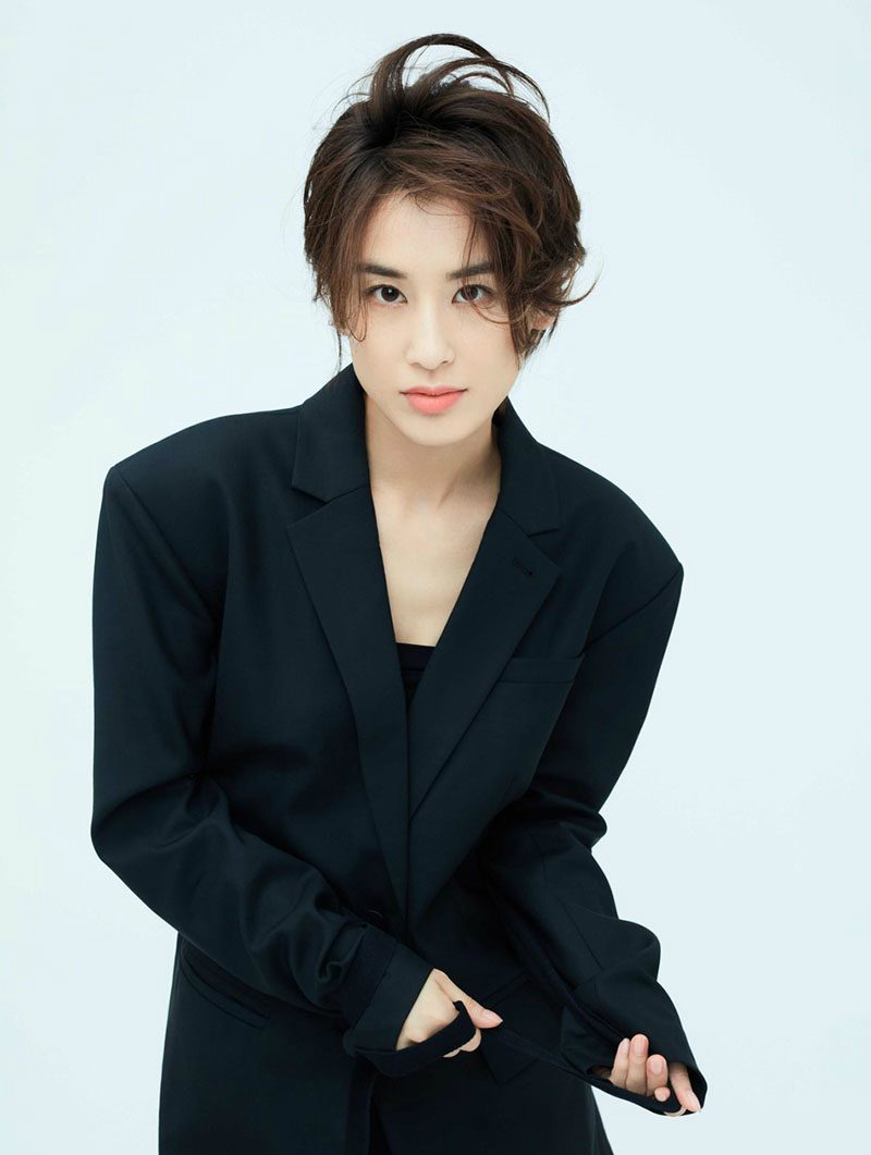 34岁的黄圣依剪短发穿西装,女人帅起来真没男人什么事