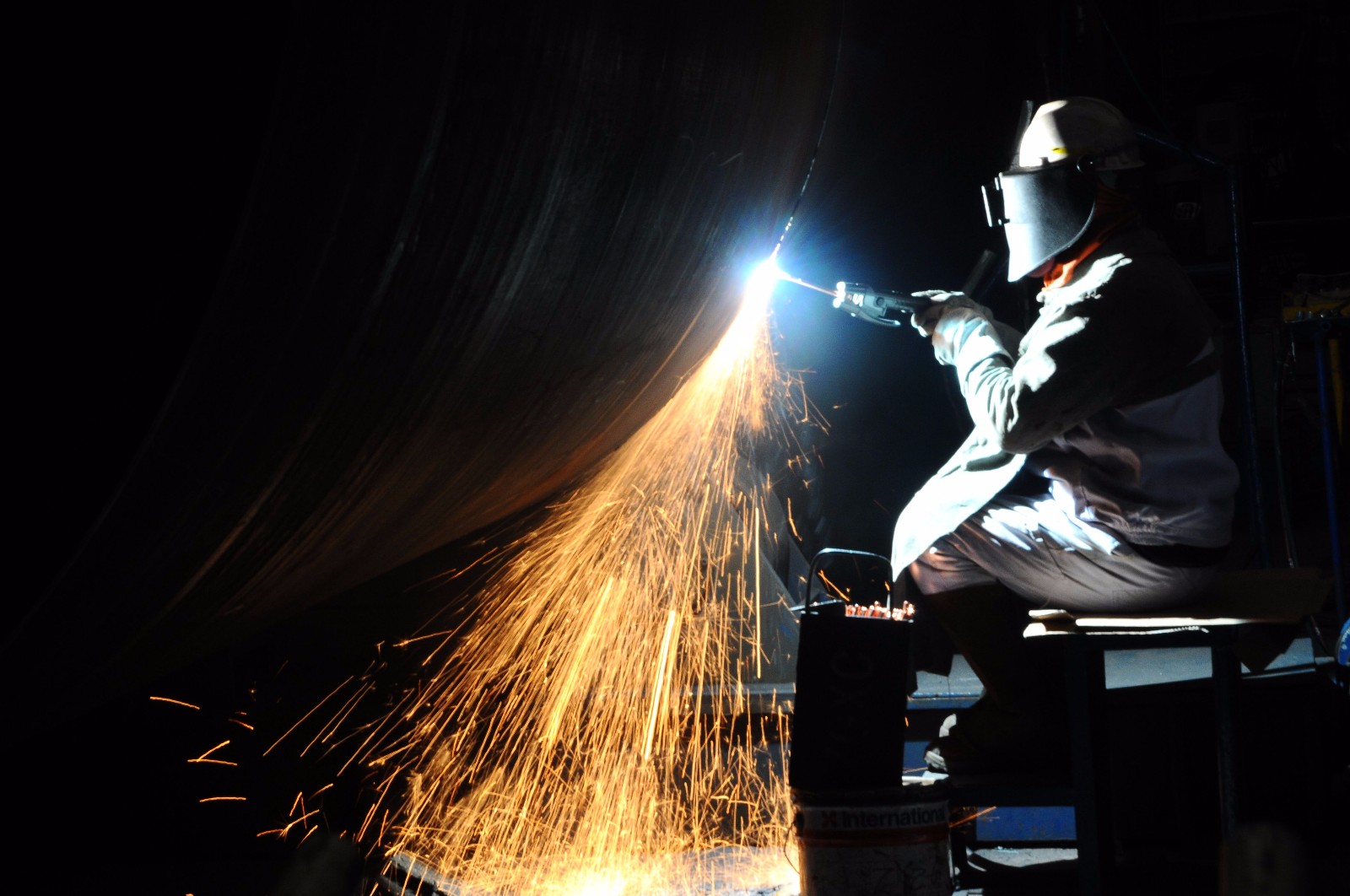 清明假期 日薪220元电焊工 午餐10元管饱 加班有活做就是"幸福"