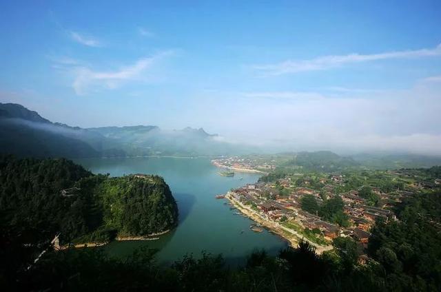 自驾路线:导航"重庆市黔江区小南海镇"即可到达 酉水河镇河湾山寨